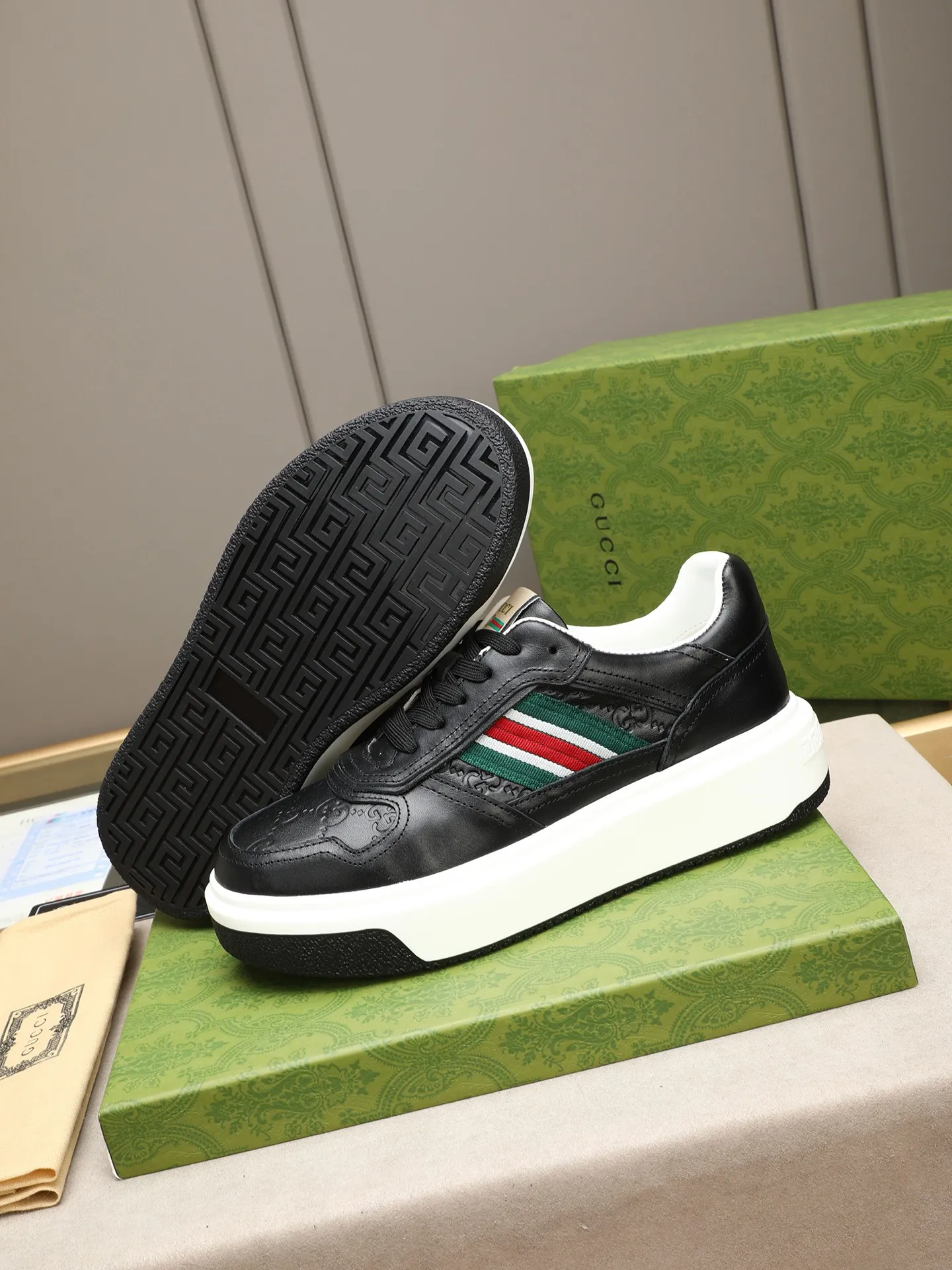 Men's shoes 💰480 New men's shoes GUCCI Fashion trend Made of first-layer calfskin ➕ washed sheep lining! The foot feels super comfortable and the workmanship is impeccable. Foam ultra-light outsole, size: 38-44 (45 customized) 3 colors to choose from!